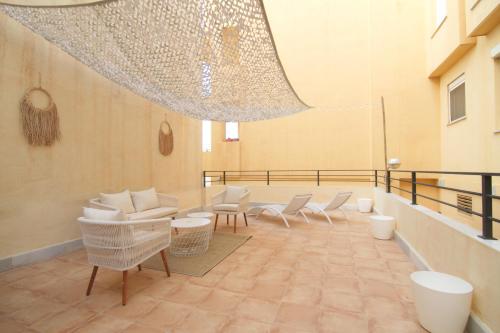 Stylish Beachfront Duplex - with Private Roof Terrace