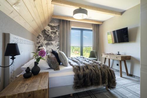 扎科帕內的住宿－VILLA TEDDY BEAR Zakopane，一间卧室设有一张床和一个窗口