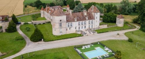 - une vue aérienne sur un château avec une piscine dans l'établissement Château de la Berchère, à Nuits-Saint-Georges