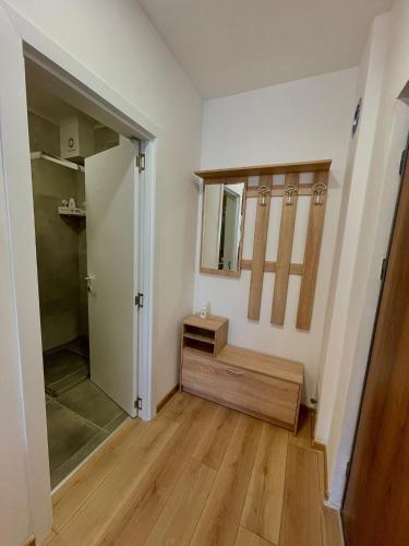um pequeno quarto com uma escada e um closet em APARTMAN MIK NOVI SAD em Novi Sad