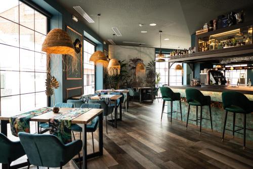 un ristorante con tavoli e sedie e un bar di Hotel GilMar Orellana la Vieja a Orellana la Vieja