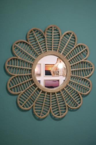 um espelho com um design de flores numa parede em Casa dos Palecos na Nazaré