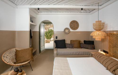 uma sala de estar com um sofá e uma cama em Naxos Euphoria Suites em Stelida