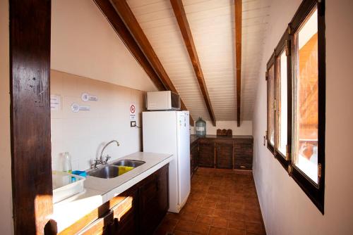 Kuchyň nebo kuchyňský kout v ubytování Cucu Haus Hostel