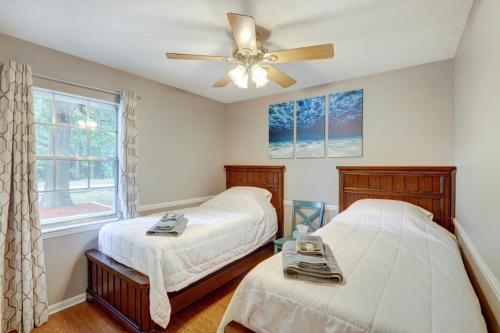 um quarto com 2 camas e uma ventoinha de tecto em Pooler Travelers Retreat III - Entire house - em Savannah