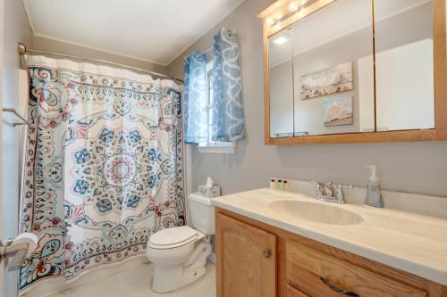 A bathroom at Pooler Travelers Retreat III - Entire house -