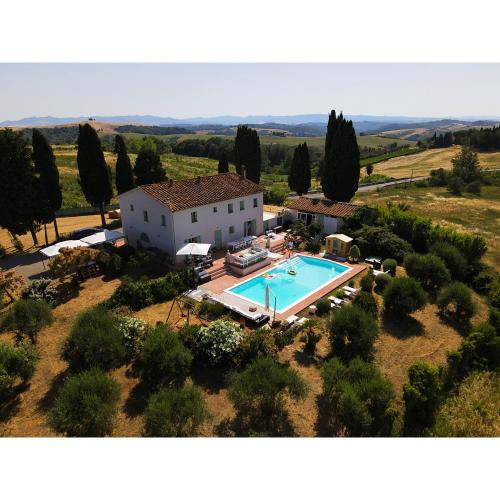 - une vue aérienne sur une villa avec une piscine dans l'établissement Villa Casa Collina Castelfalfi with amazing salt waterpool & AIRCO & VIP service, à Castelfalfi