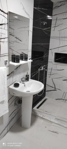 A bathroom at IdealHouse Apartments
