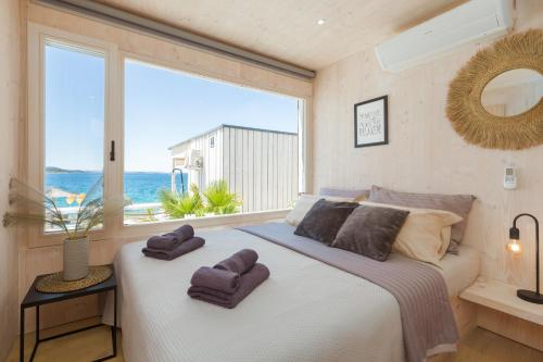 um quarto com uma cama grande e toalhas em Luxury Home Buqez No 18 em Drage