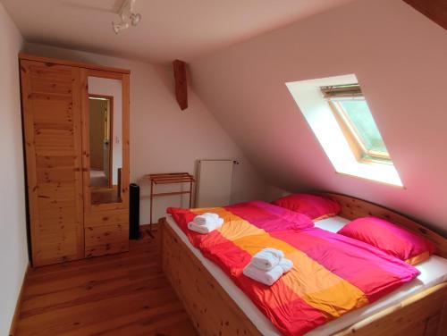 a bedroom with a bed with two towels on it at Five Oaks - Grüne Wohnung in Hohenkirchen