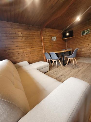- un salon avec un canapé et une table dans l'établissement Zagroda Bukowiec, à Polańczyk