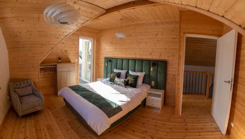 sypialnia z łóżkiem w drewnianym pokoju w obiekcie Domki Letniskowe by LIDER w Łebie