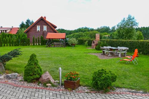 une cour avec une table de pique-nique et une maison dans l'établissement Rąstinis namelis poilsiui, à Karklė