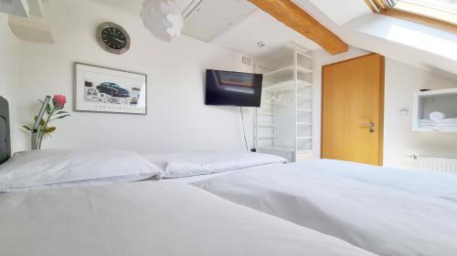מיטה או מיטות בחדר ב-Wohnung Famous, 100qm, Klima, Loggia, 24h Checkin, bis 5 Personen
