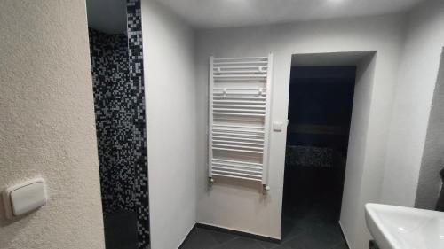 Baño con espejo junto a un lavabo en Wellness apartmán Bělá, en Děčín