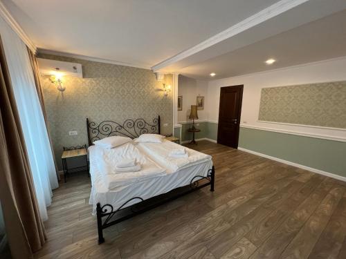 Un pat sau paturi într-o cameră la Hotel Boutique Cathedral Plaza Residences room for rent downtown