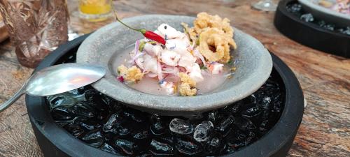 una ciotola di cibo su un tavolo con un cucchiaio di Costa de Marfil I World, Hermoso - ServHouse a Castellón de la Plana