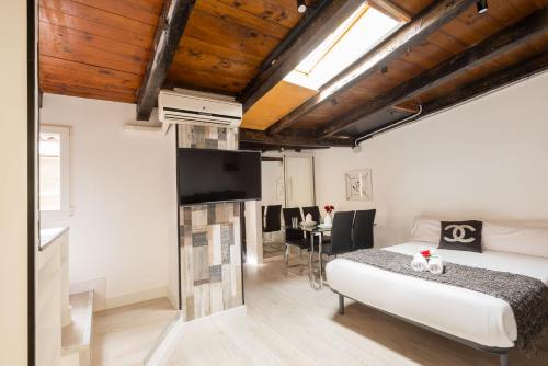 sypialnia z łóżkiem i stołem z krzesłami w obiekcie Apartamentos Day Madrid SILVA Centro Gran Via Sol Malasaña w Madrycie