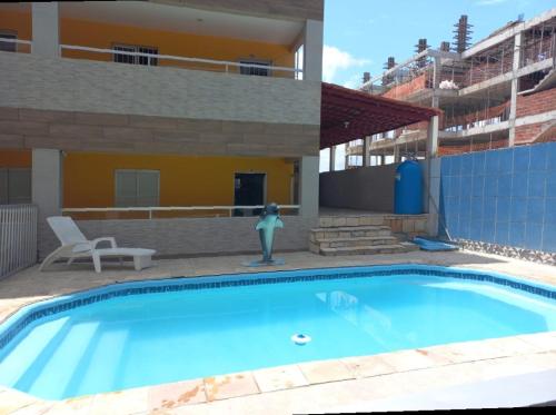 ein großes Schwimmbad vor einem Haus in der Unterkunft PORTO GALINHAS TODO MOBILIADO 5 minutos a pé da praia in Porto De Galinhas