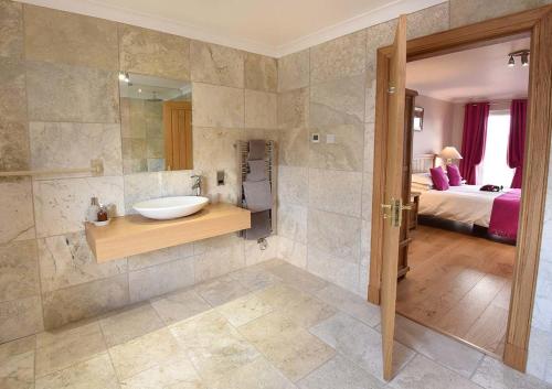 Bathroom sa Ceann an Loch Cottage