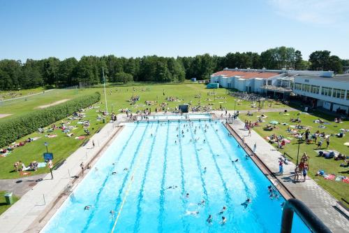 Výhľad na bazén v ubytovaní Kronocamping Lidköping alebo v jeho blízkosti