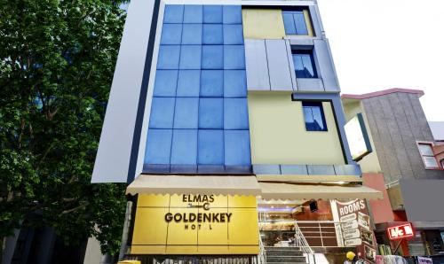 un edificio con un cartel en la parte delantera en Itsy By Treebo - Elmas Golden Key, en Bangalore