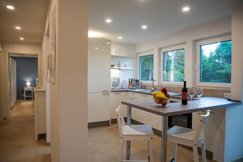 Moderne Wohnung im Grünen mit privatem Garten tesisinde mutfak veya mini mutfak