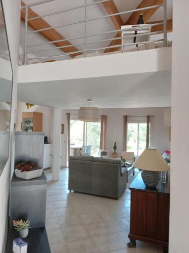 un salon avec un canapé et une table dans l'établissement Détente au Green, à Nîmes