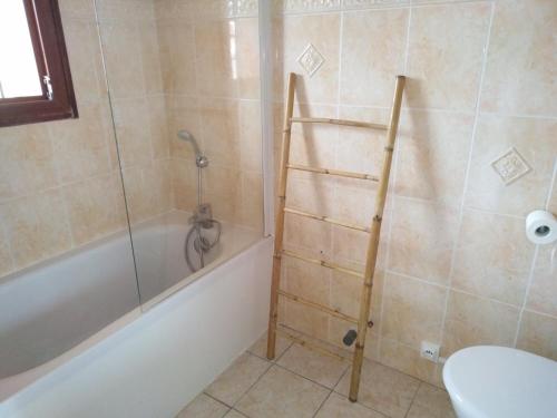 une salle de bain avec douche et baignoire et toilettes dans l'établissement Appartement Côté Rocher, à La Garde