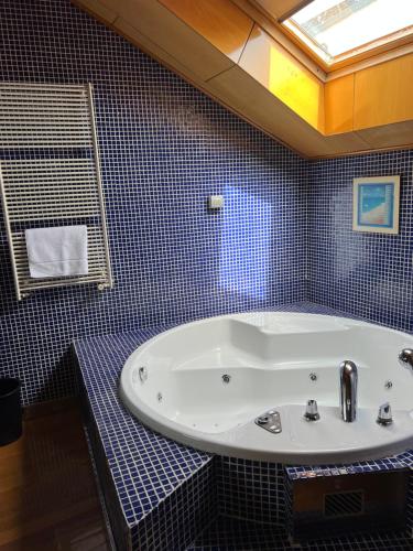 Ένα μπάνιο στο Piso con jacuzzi en Monforte de lemos Ribeira Sacra