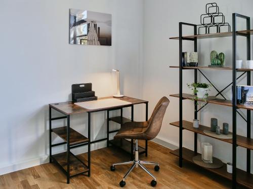 een kantoor met een bureau, een stoel en planken bij Appartement SCHILLER I - Erfurt Zentrum in Erfurt