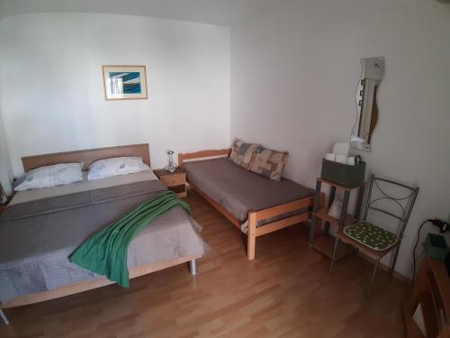 - une chambre avec un lit, un canapé et une chaise dans l'établissement Apartments Andabaka, à Vodice