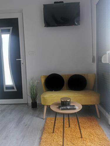 TV a/nebo společenská místnost v ubytování Yellow dream