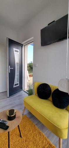 TV a/nebo společenská místnost v ubytování Yellow dream