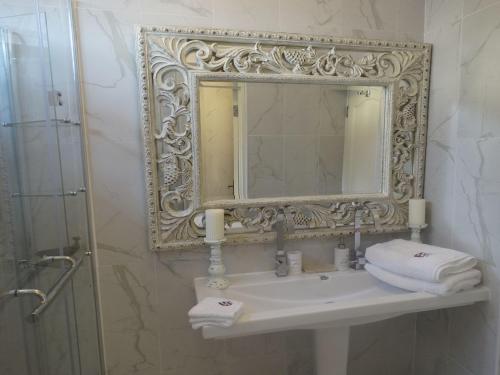 Ванная комната в Elegant & Exclusive Boutique GuestHouse