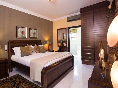 Кровать или кровати в номере Elegant & Exclusive Boutique GuestHouse