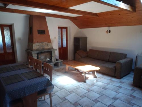 uma sala de estar com um sofá e uma lareira em Chata v Rajeckej kotline - Malá Čierna em Rajec
