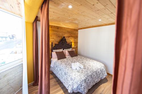 a bedroom with a bed with two towels on it at La Casona 1930 in Mazaricos
