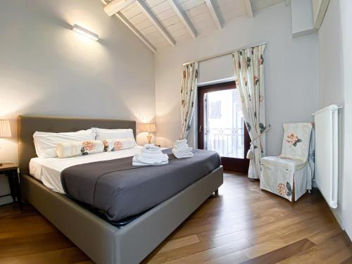 um quarto com uma cama grande e uma janela em Rio Fiol Apartment em Verona
