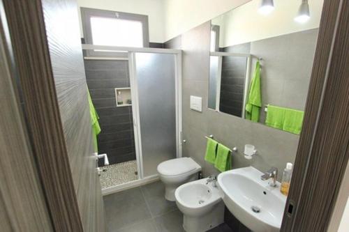 レイタニにあるBaia San Lorenzoのバスルーム(トイレ、洗面台付)