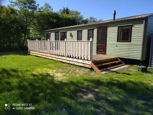 Casa móvil con porche y terraza en Karwia-Karwieńskie Błota domek przy plaży en Karwieńskie Błoto Drugie