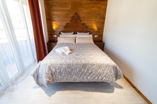 a bedroom with a bed in a room with windows at La Casona 1930 in Mazaricos