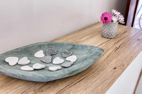 a group of hearts on a green plate on a counter at Villa Carlos in Vinaròs