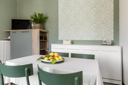 - une cuisine avec une table et un bol de fruits dans l'établissement Appartamento Vert, à Diano Marina