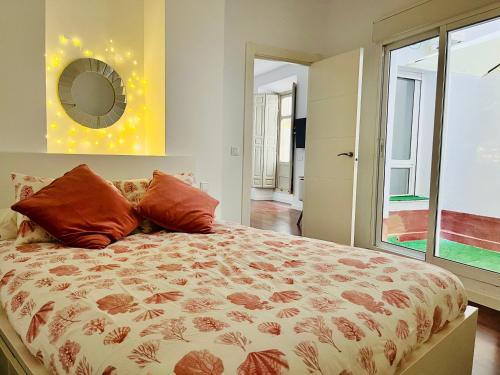 Posteľ alebo postele v izbe v ubytovaní Marinac3 Precioso apartamento con patio en el centro histórico de Málaga