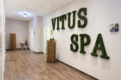 a room with a wall with the word mitzsa on it at Best Western Plus Kurhotel an der Obermaintherme in Bad Staffelstein