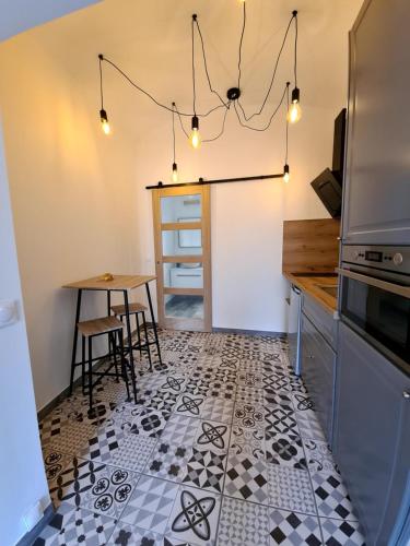 Il comprend une cuisine dotée de carrelage noir et blanc. dans l'établissement Gîte climatisé Baugallo Vêpres, à Saint-Montan