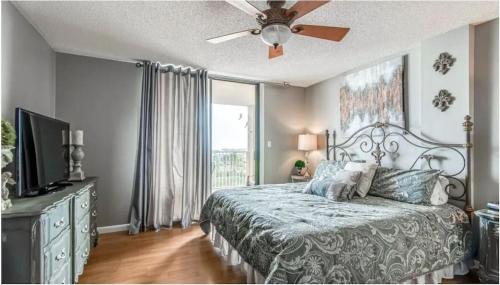 Postel nebo postele na pokoji v ubytování Compass Point Unit 610