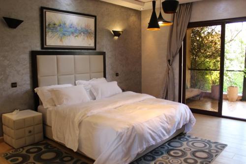 Кровать или кровати в номере Magnifique villa avec piscine pour famille uniquement