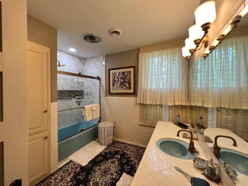 een badkamer met 2 wastafels en een bad bij THE CW HOUSE in Claude